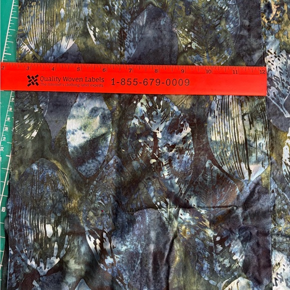 Abstract Batik Patterned Fabric - Picture 4 of 4